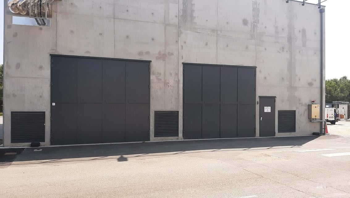 Porte de garage installée par Alpha Menuiseries, combinant sécurité, esthétisme et confort d’utilisation au quotidien.