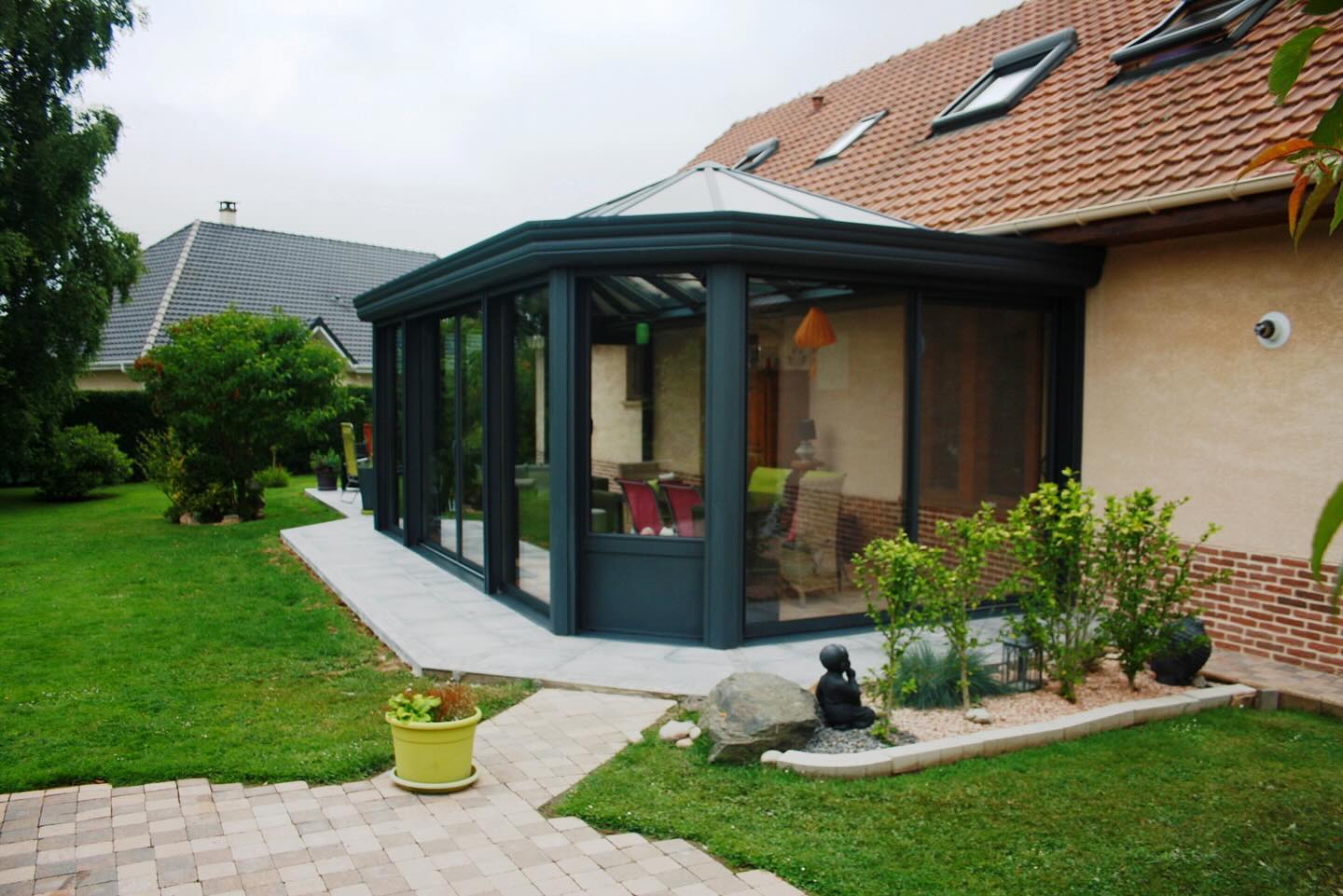 Véranda en aluminium installée par Alpha Menuiseries, alliant design contemporain, luminosité et confort au quotidien.