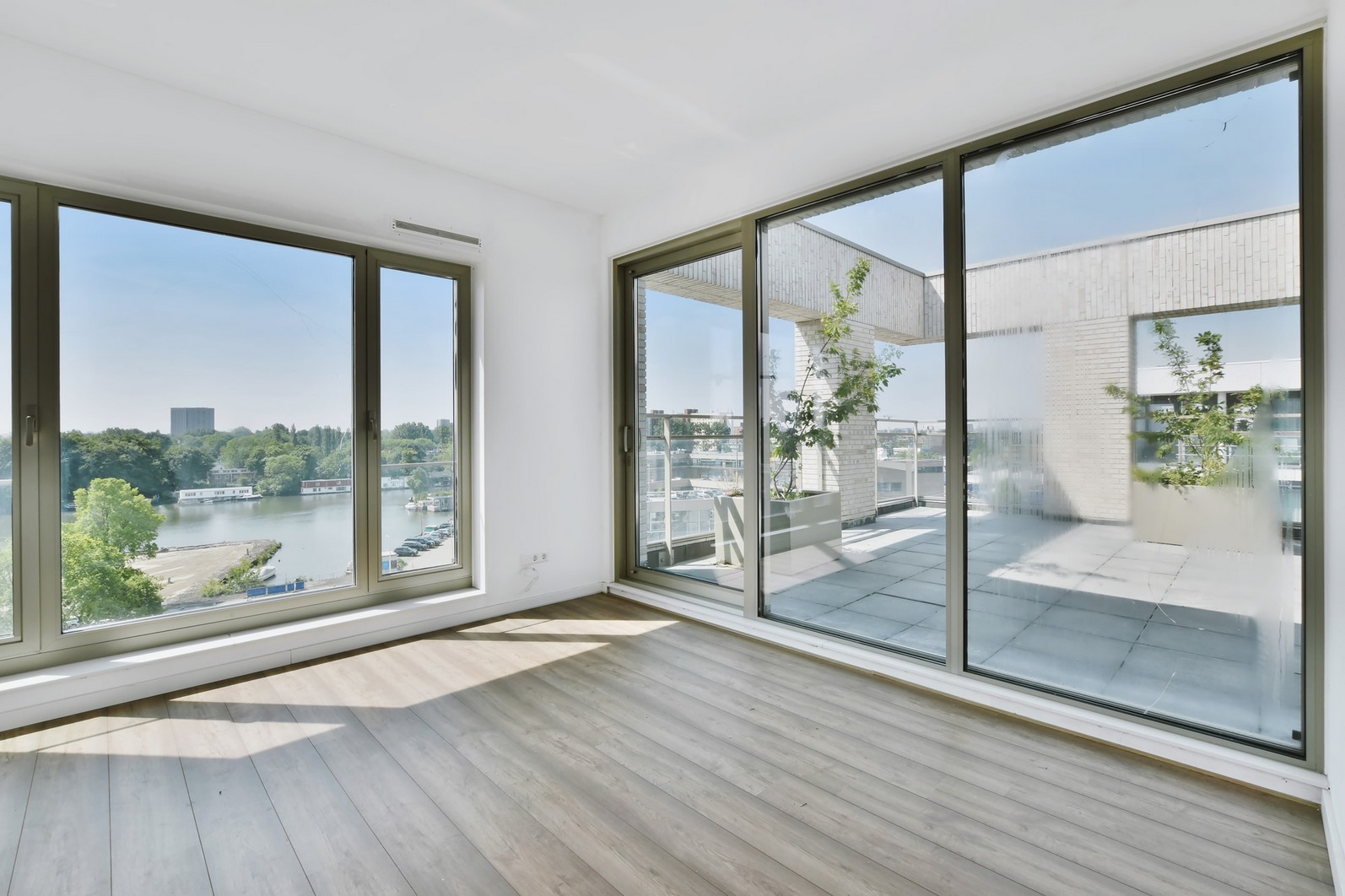 Pose de vitrages isolants par Alpha Menuiserie à Saint-Priest Vitrages isolants installés par Alpha Menuiserie à Saint-Priest pour améliorer la luminosité, le confort thermique et la performance énergétique du logement.