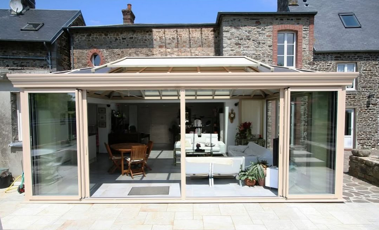 Porte de garage installée par Alpha Menuiseries, combinant sécurité, esthétisme et confort d’utilisation au quotidien.