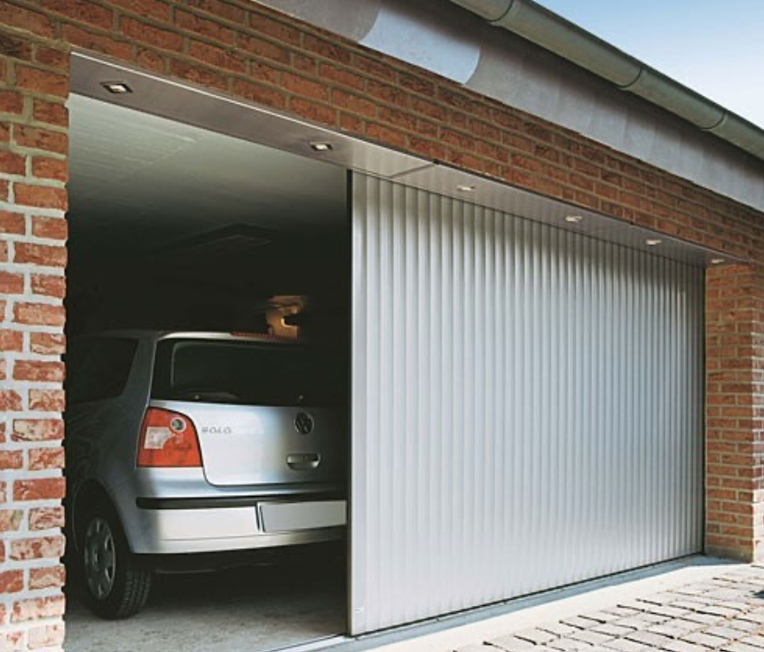Installation d’une porte de garage sectionnelle par Alpha Menuiseries, alliant sécurité, confort d’utilisation et design contemporain.