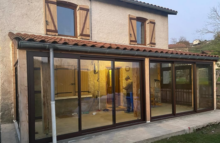 Installation d’une porte de garage sectionnelle motorisée par Alpha Menuiseries, alliant sécurité, praticité et isolation optimale.