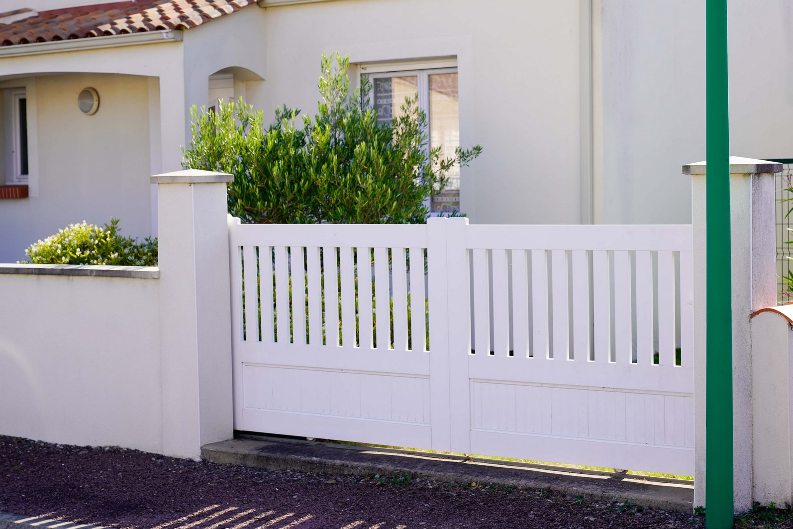 Portail automatisé sécurisé – Alpha Menuiseries Portail automatisé installé par Alpha Menuiseries, doté d’un système de motorisation fiable et de dispositifs de sécurité performants.