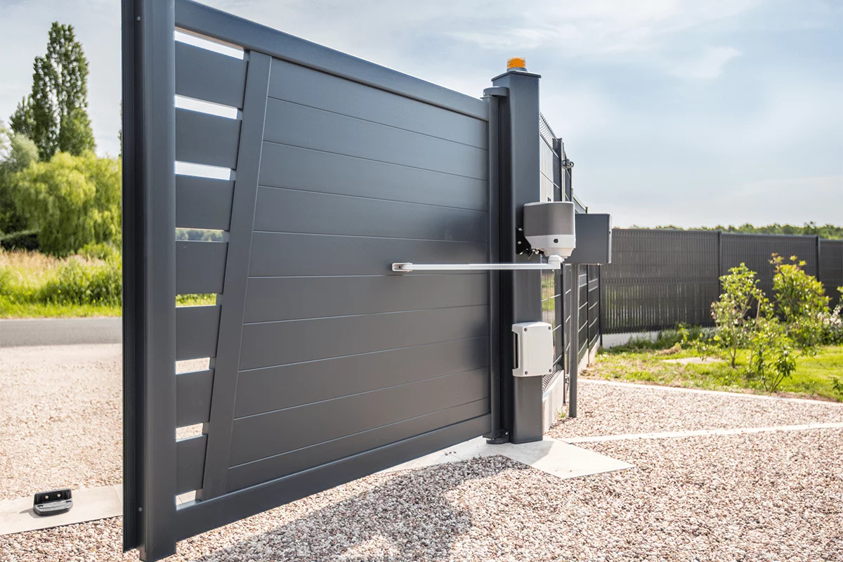 Portail aluminium contemporain installé par Alpha Menuiseries, alliant esthétisme, robustesse et confort d’utilisation.