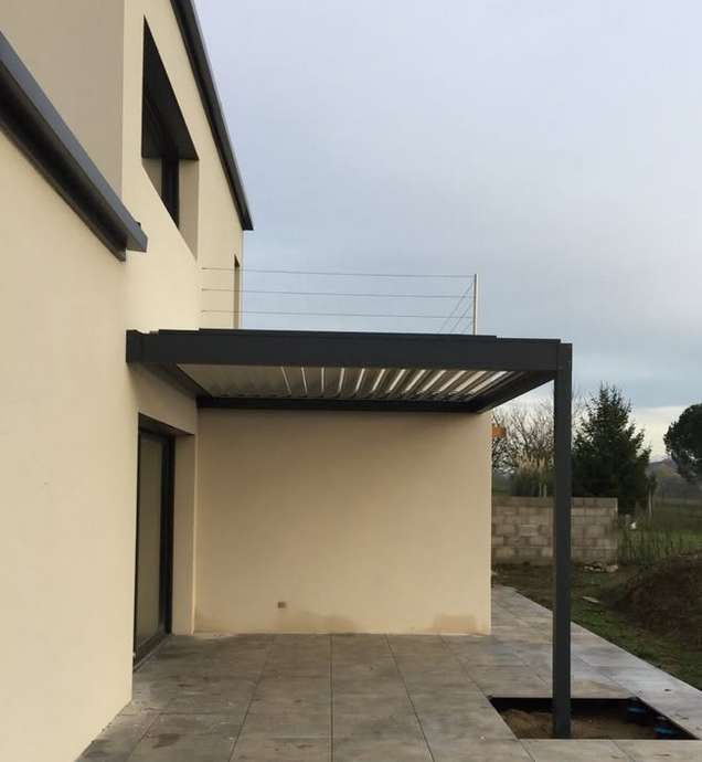 pergolas Portail moderne en aluminium équipé d’une serrure connectée installée par Alpha Menuiserie, pour un accès sécurisé et design.