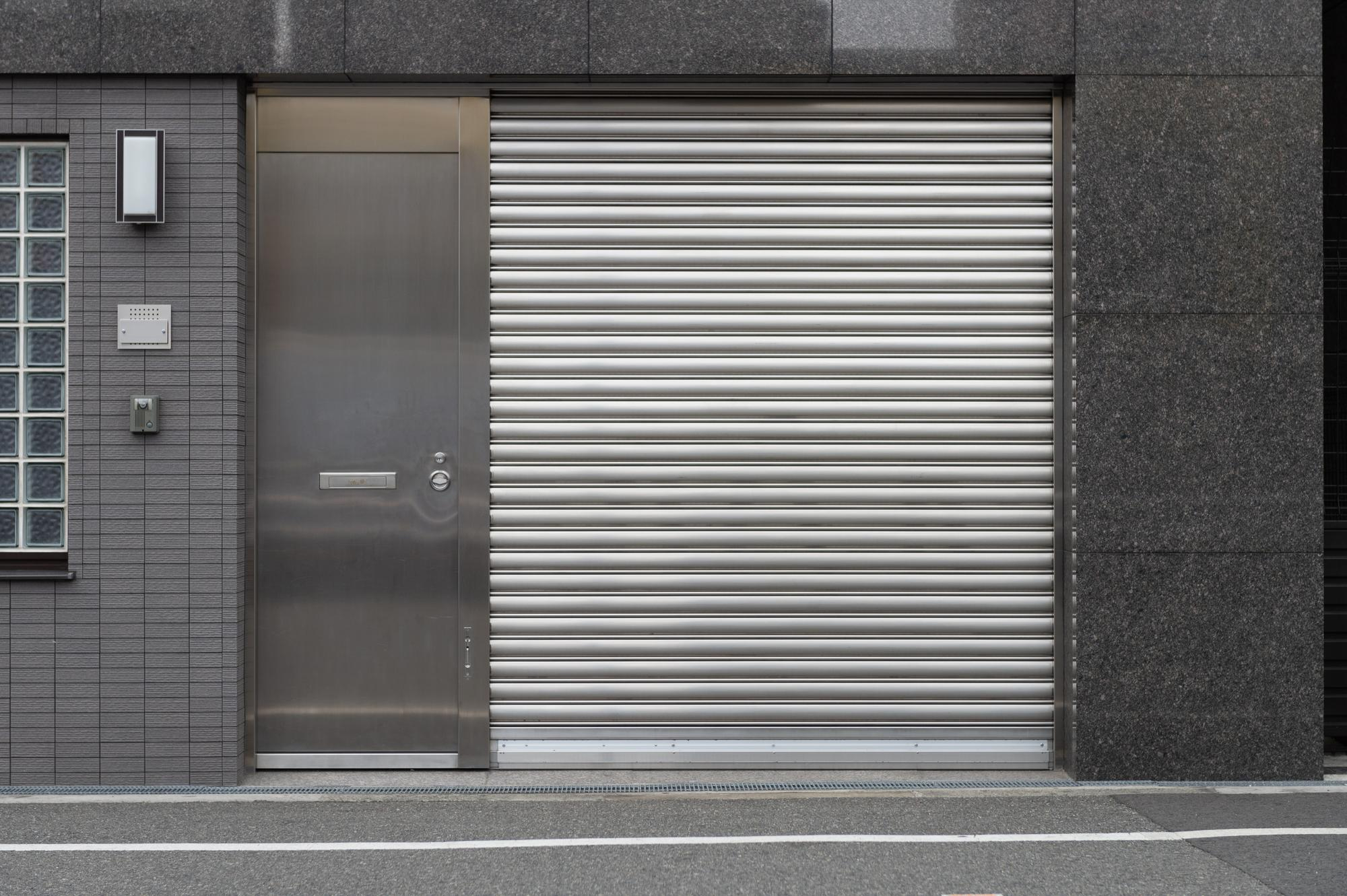 Installation d’une porte de garage sectionnelle par Alpha Menuiseries, alliant sécurité, confort d’utilisation et design contemporain.